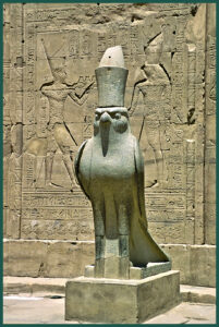 Statua in granito di Horus (Tempio di Edfu situato nei pressi di Assuan, Alto Egitto), sotto forma di falco il cui occhio destro era il sole o la stella del mattino, che rappresentava il potere e la quintessenza, e l’occhio sinistro era la luna o la stella della sera, che rappresentava la guarigione. Ha sul capo la corona “Pschent” quale Re dell’Alto e Basso Egitto.