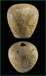 Particolare della mazza cerimoniale grande di Narmer, riproducente il glifo di uno scorpione, da questa piccola incisione (considerata come un “serekht” Protodinastico) deriva l’appellativo Re Scorpione. 