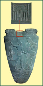 La famosa “paletta di Narmer” (Menes) il primo Faraone della Prima Dinastia, incisa sui due lati: sul lato “a” raffigura il Faraona con la corona dell’Alto Egitto e sul lato “B” con la corona del Basso Egitto a rappresentarne l’unificazione; nel “serekht” (evidenziato nella parte alta della “paletta”) Menes è raffigurato come Re “pesce gatto”. Questo “serekht” proverebbe che Narmer non sarebbe il Re Scorpione II, ma bensì il Re Pesce Gatto (seguendo questa logica Narmer non potrebbe essere Menes ma un Re precedente a meno che, dopo aver unificato l’Egitto, non abbia cambiato il proprio “serekht”). 